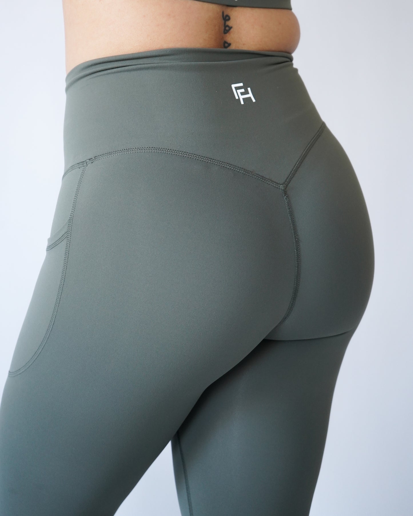 PERFORMANCE POCKET LEGGINGS - Olive