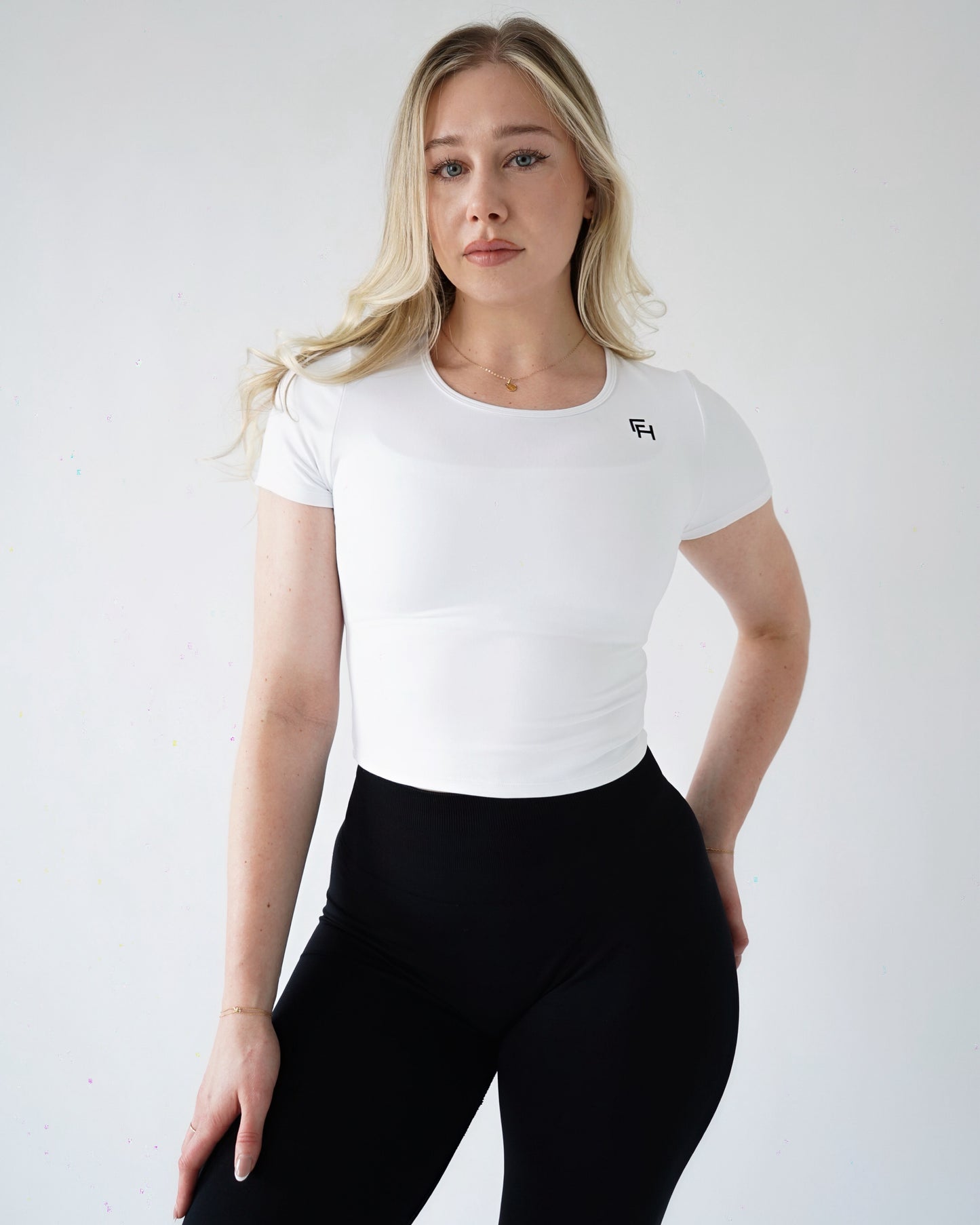 PERFORMANCE TEE - White