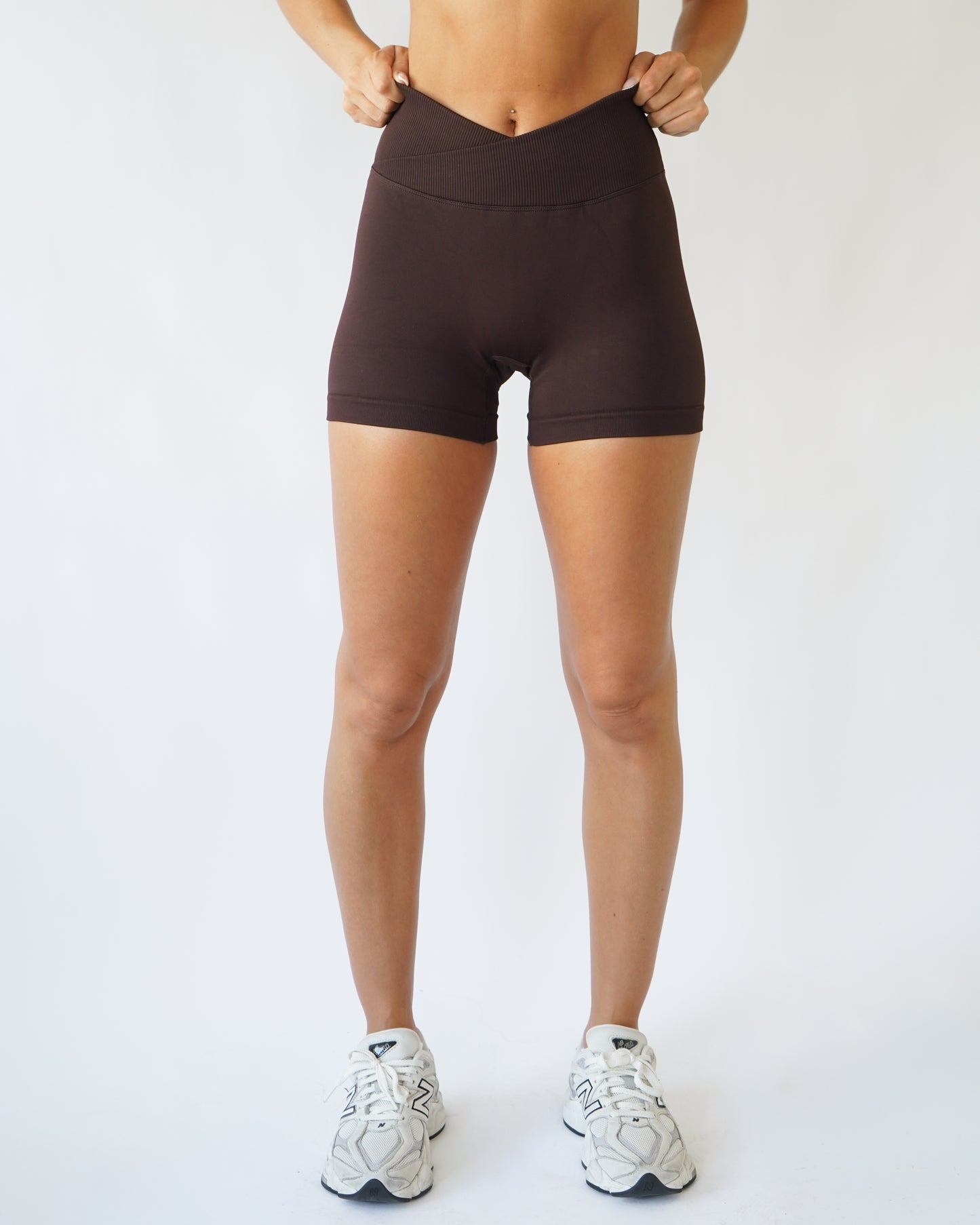 Enhance Contour V-Waist Shorts 4" - Wood