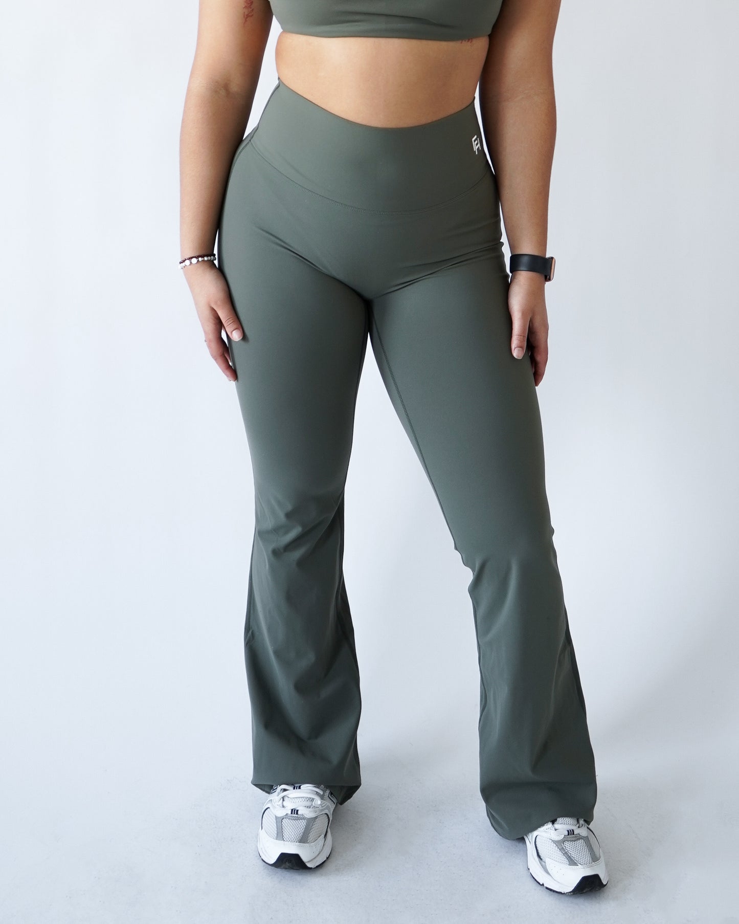 PERFORMANCE FLARE LEGGINGS - Olive