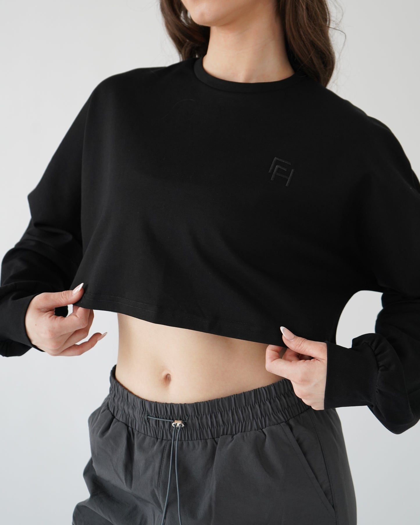 RELAXED CROP LONG SLEEVE - Black