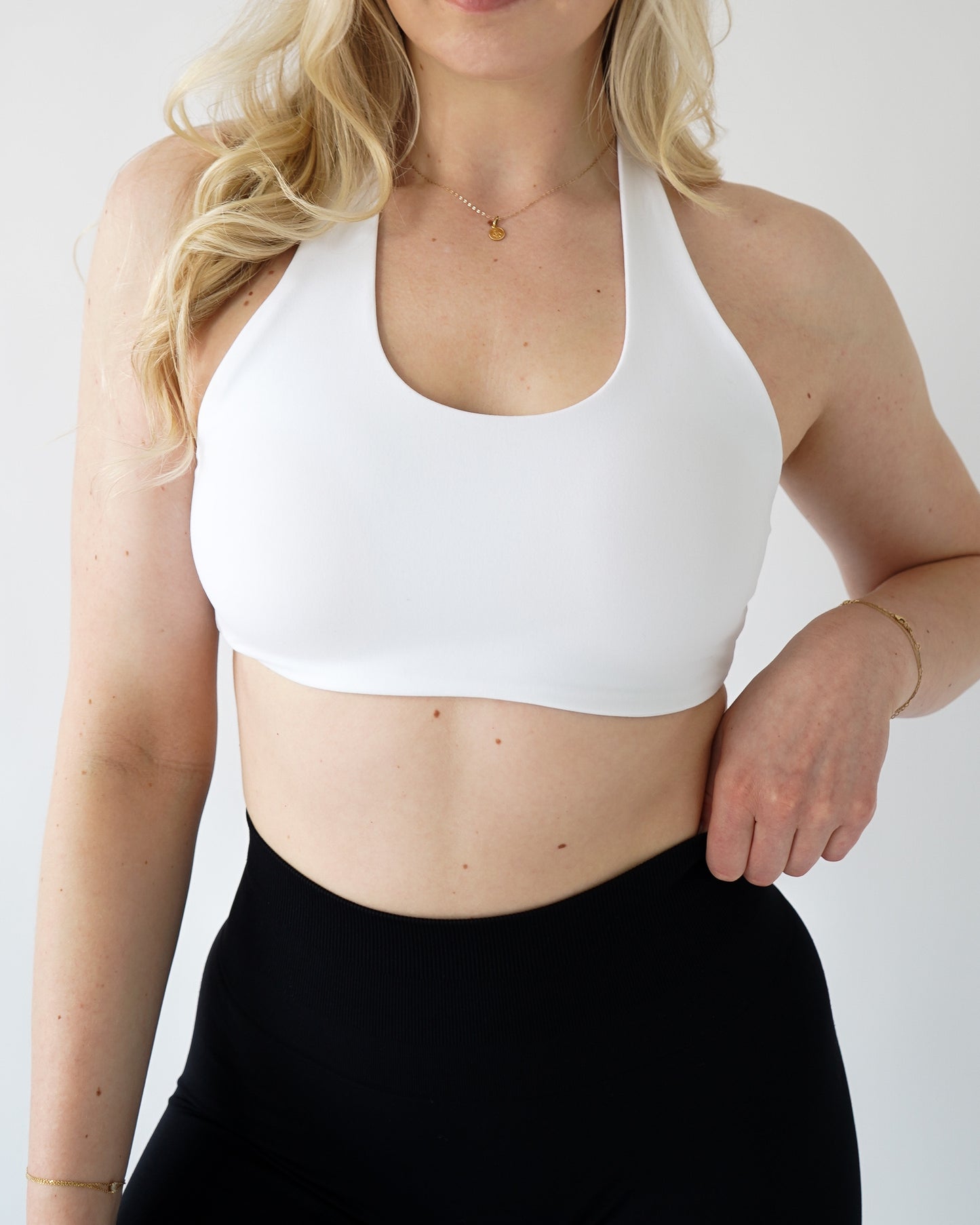 PERFORMANCE HALTER TOP - White