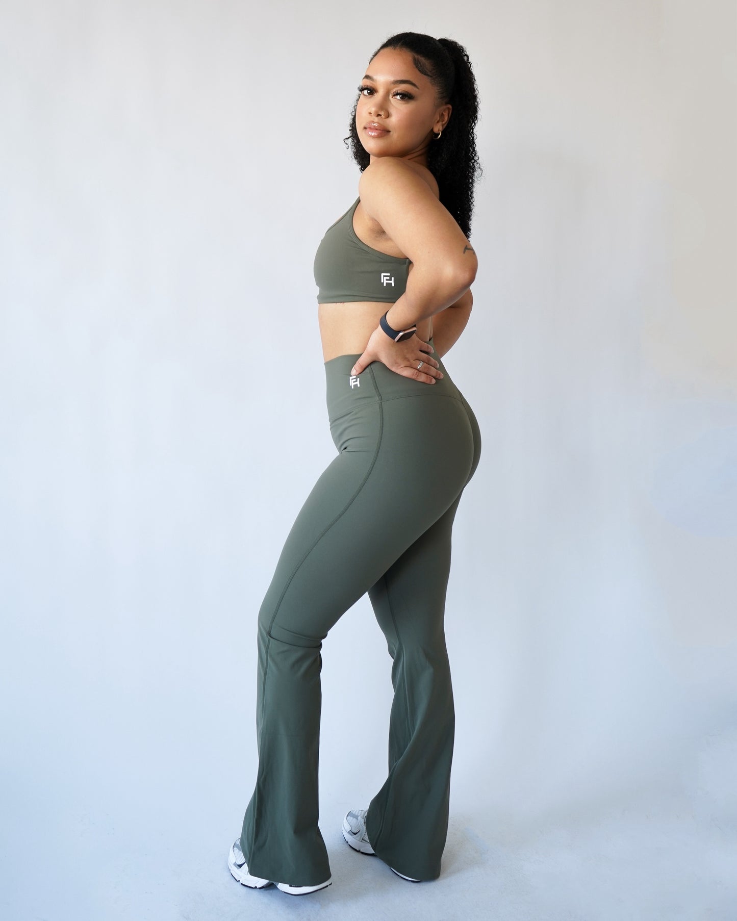 PERFORMANCE FLARE LEGGINGS - Olive