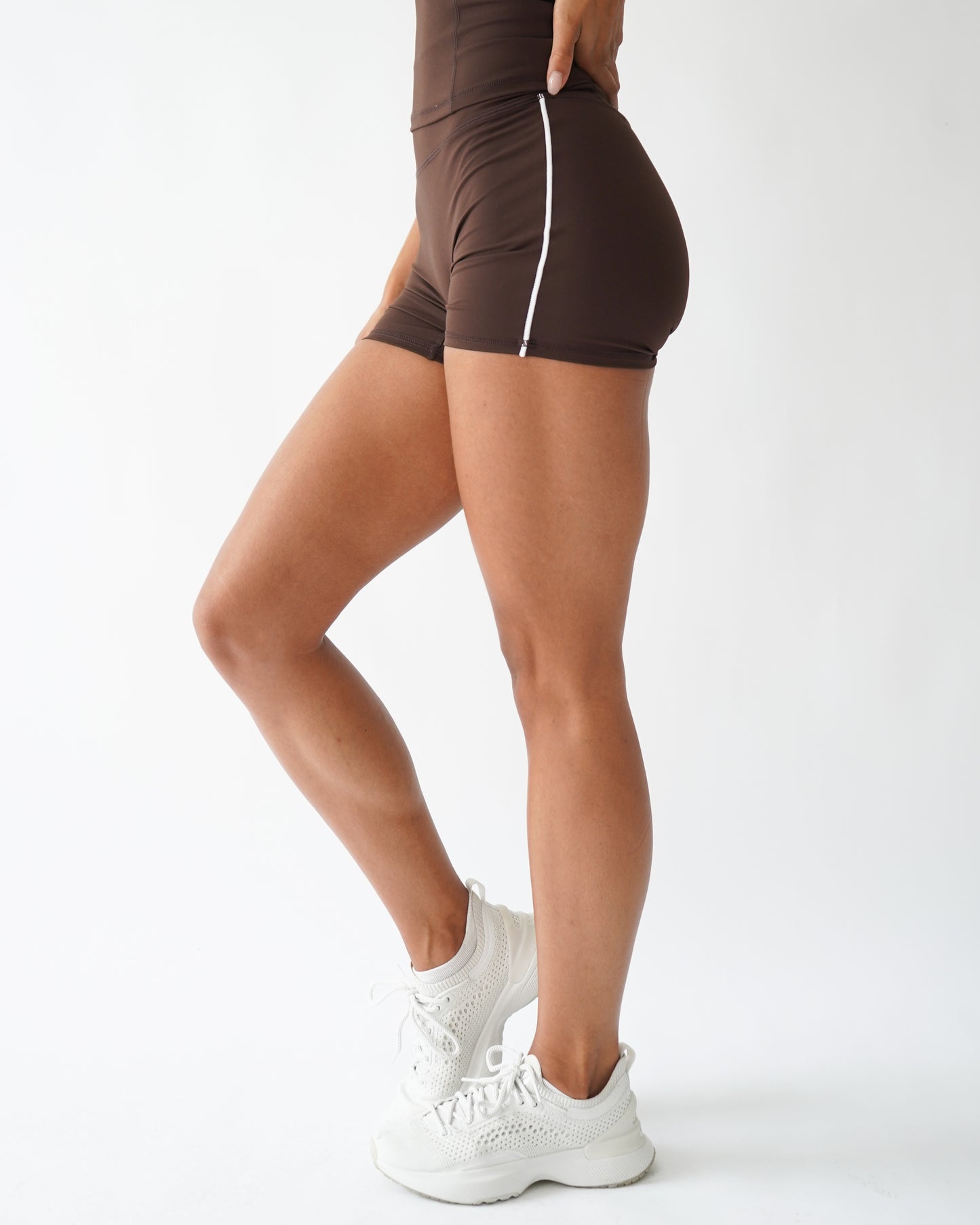Contrast High-Waist Shorts 4.5" - Cocoa