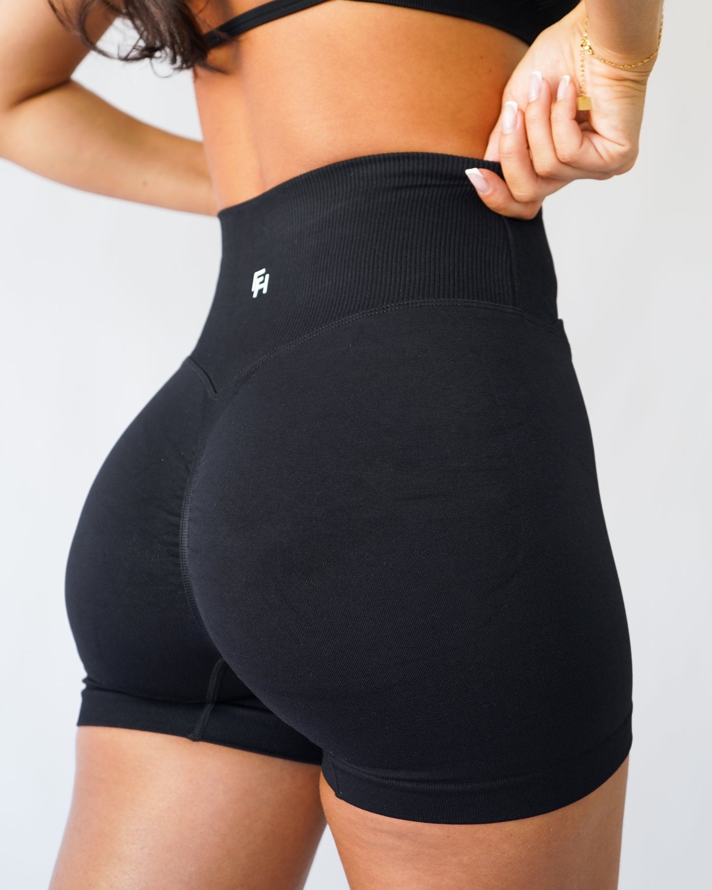Enhance Contour V-Waist Shorts 4" - Black