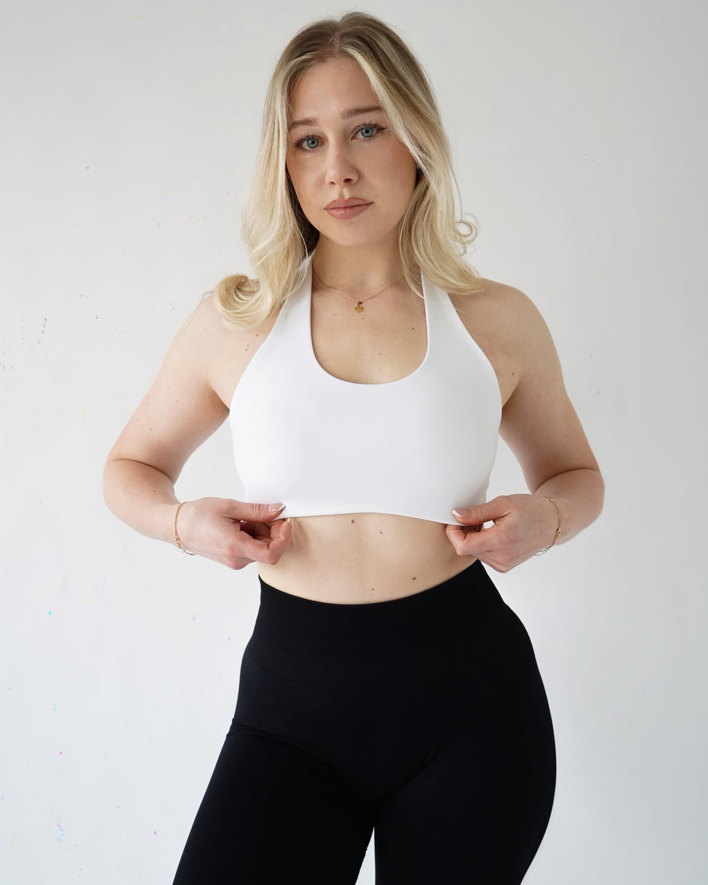 PERFORMANCE HALTER TOP - White