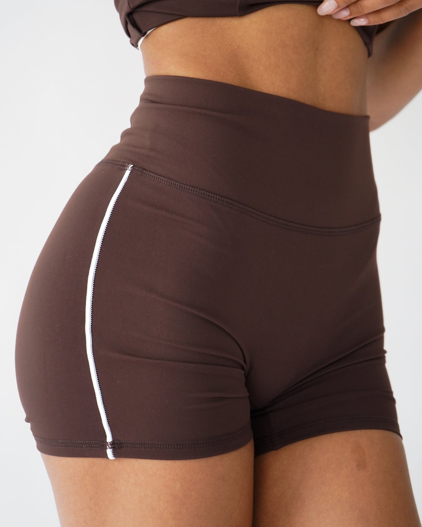 Contrast High-Waist Shorts 4.5" - Cocoa